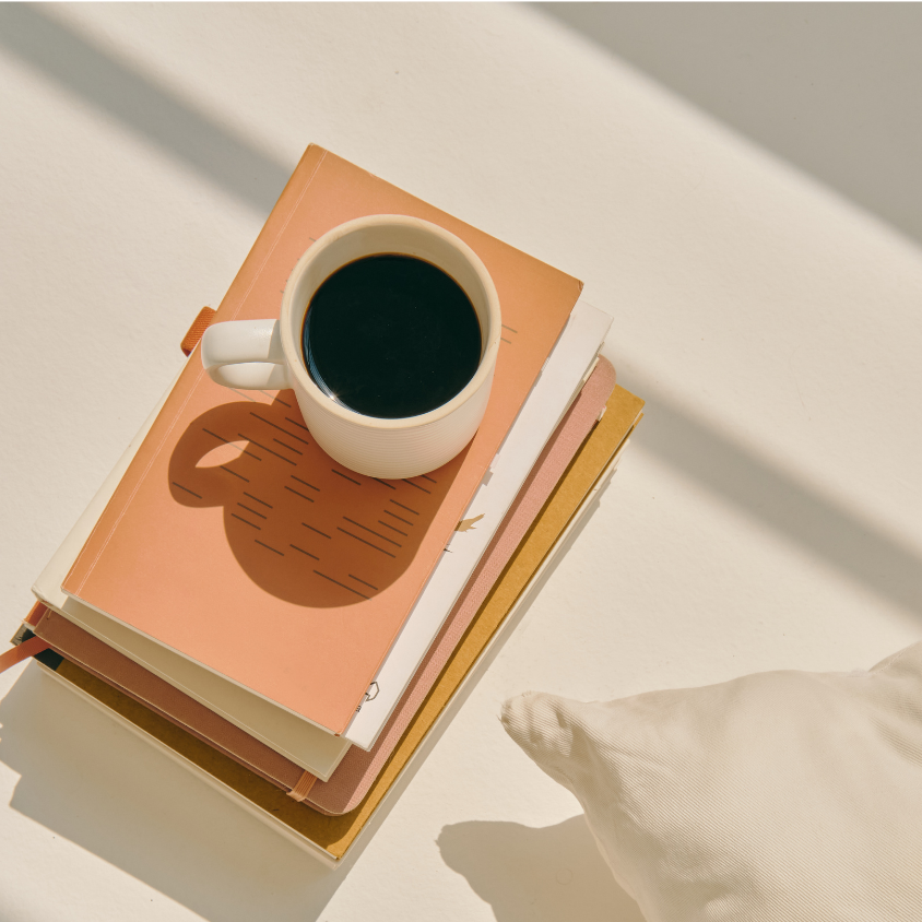 本とコーヒーの画像